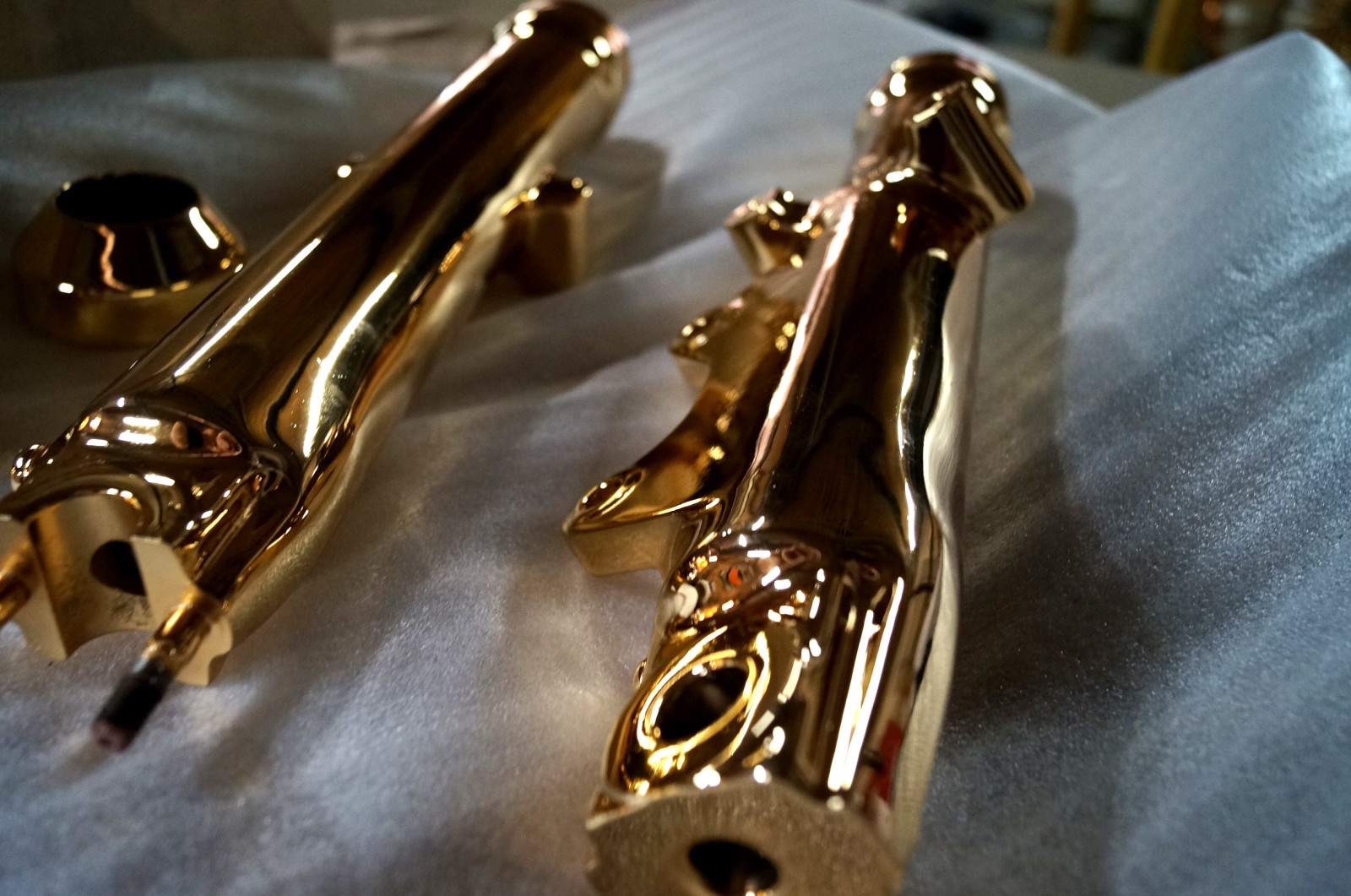 Mirror polished & Gold plated lower forks 
