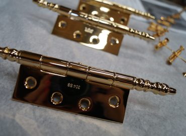 Pavonis polished and gold plated hinges
